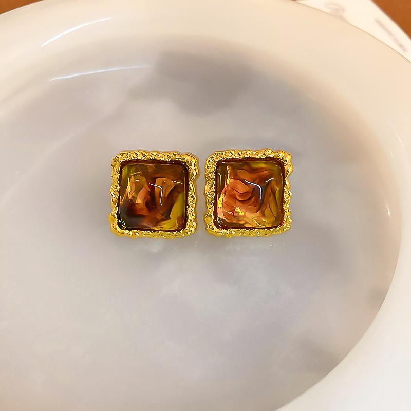 Maillard style retro tiger's eye stone round earrings women's autumn and winter high-end stud earrings small exquisite Internet celebrity jewelry