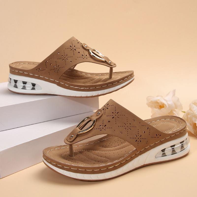 Large-sized Perforated Slippers with Toe Clippers Thick-soled Slippers Women's Button-down Shoes Herringbone Wedge Heels Beach Flip-flops