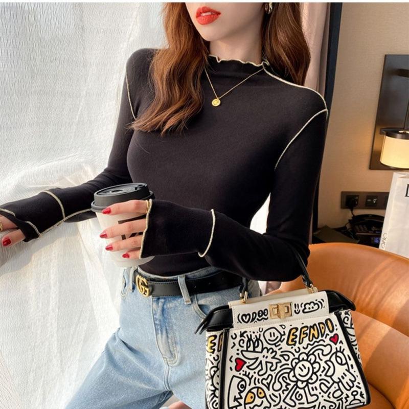 Für Herbst und Winter wird ein halbhoher Baselayer für Damen mit dickem Fleece hinzugefügt, kombiniert mit einem stilvollen T-Shirt und einem langärmligen Fleece-Oberteil.