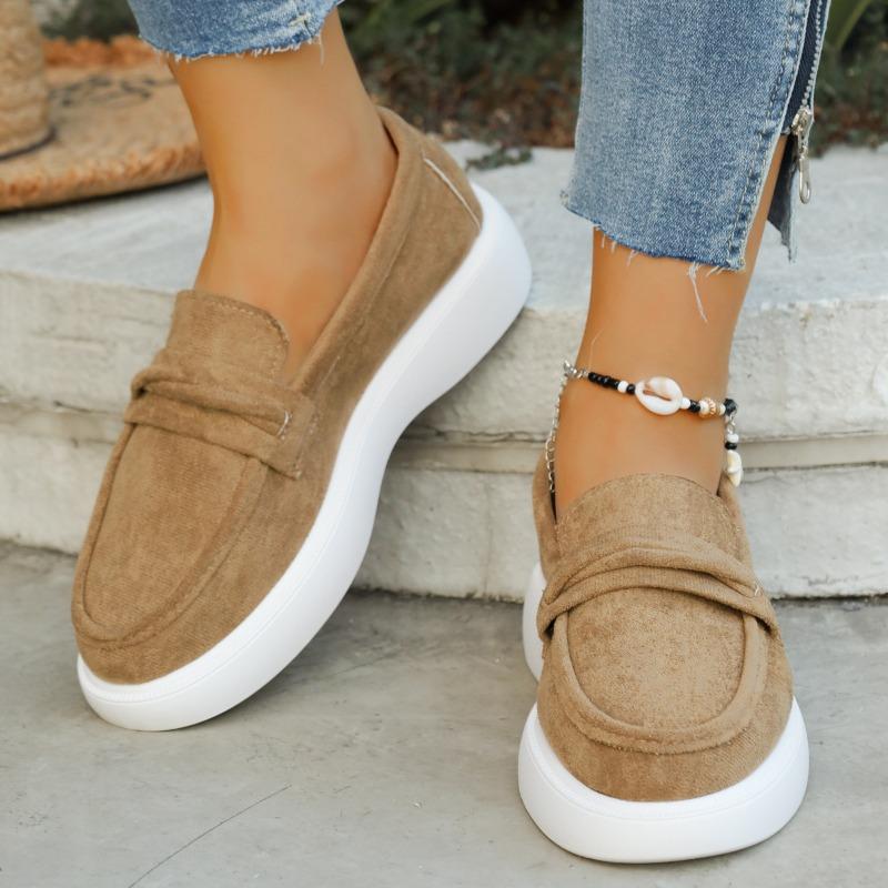 A New Style of Casual, Thick-soled, Flat-heeled, Large-sized Bean Shoes That Can Be Worn with One Foot and Are Versatile