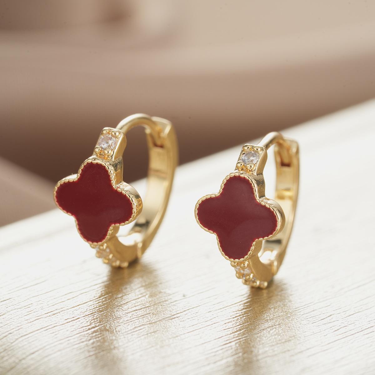 

Серьги-клеверы женские красные нишевые модные серьги с пряжкой Senior Sense Of Light роскошные новые серьги сто с аксессуарами Tide