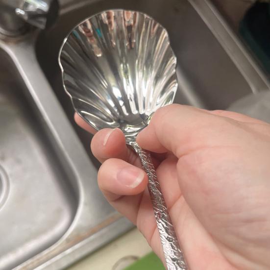 Naběračka s kladívkovou rukojetí a designem ve tvaru mušle, leštěná do zrcadlového lesku, polévková lžíce, kuchyňské nádobí