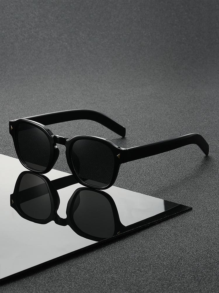 

1Pc Minimalist All-Black Square Frame Sunglasses, Stylish, with Rivet Details, Light Luxury Design, Suitable for Commuting and V