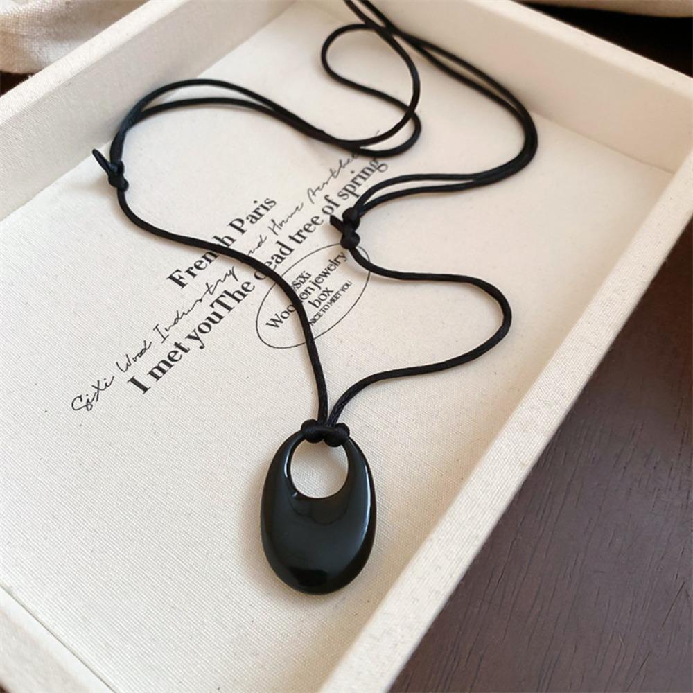 Halskette mit ovalem Anhänger, hohl, PU-Leder, Damenhalskette, elegante Pulloverketten