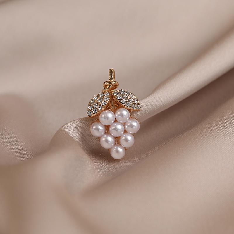 Elegant Butterfly Brooch: Luxurious Suit Accessory & Stylish Corsage for Women