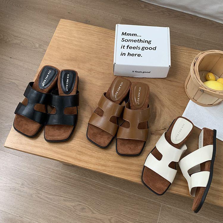 

Мягкая подошва, нежный квадратный носок, простой дизайн, крутые тапочки, женская юбка, 2025 лето, пляжные тапочки для отпуска, тренд 40 коричневый