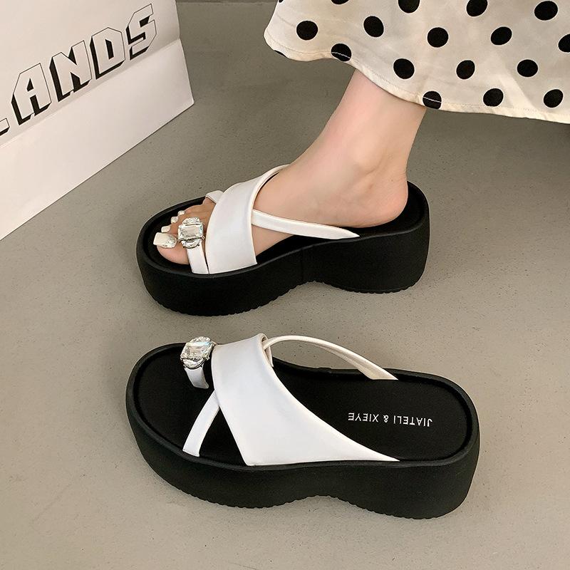 Muffin bottom slippers women's 2025 new outer wear fashionable summer fashionable high sense beach toe thick bottom sandals