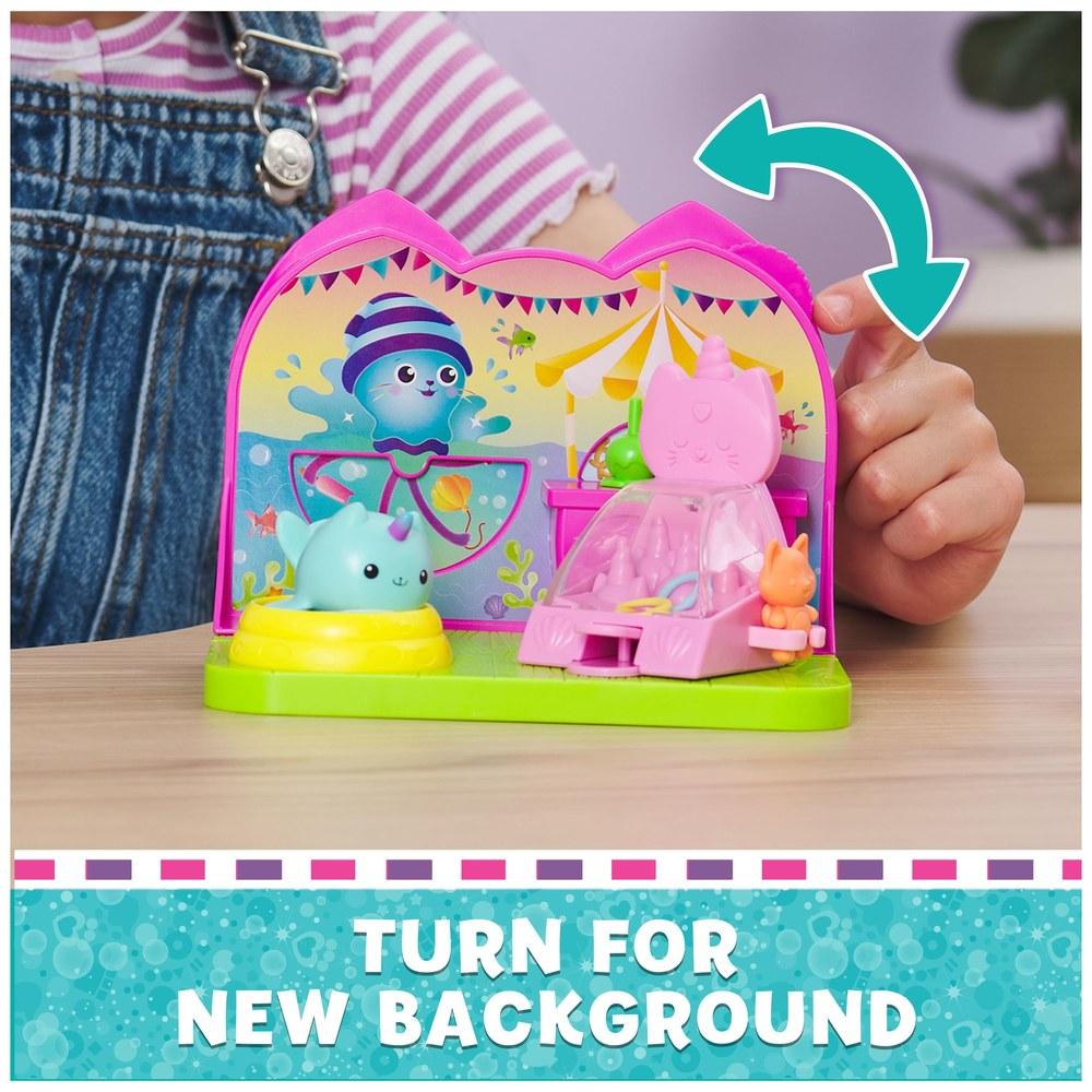 DREAMWORKS La Casa delle Bambole di Gabby Stanza del Carnevale Playset con Figura Narvalo Gatto Figure Giocattolo Giocattoli Sorpresa e Mobili per Casa delle Bambole per Bambini dai 3 Anni in Su