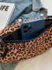 Dámská crossbody taška na hrudník s leopardím potiskem 2024 – Stylový korejský design, všestranná pro nošení v pase nebo přes rameno