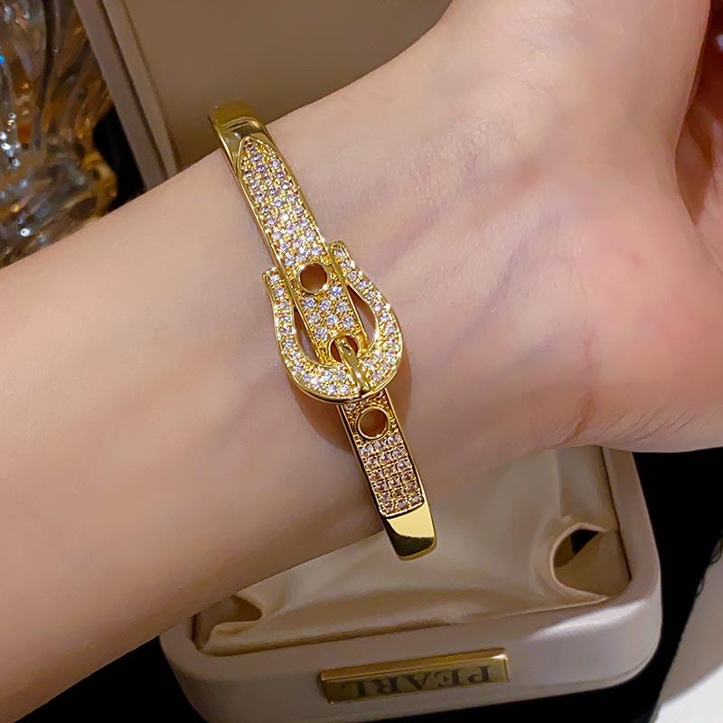 Hollow Bracelet Niche Design Fashion Bracelet Light Luxury High-end Jewelry for Women One  Size(18CM~21CM)