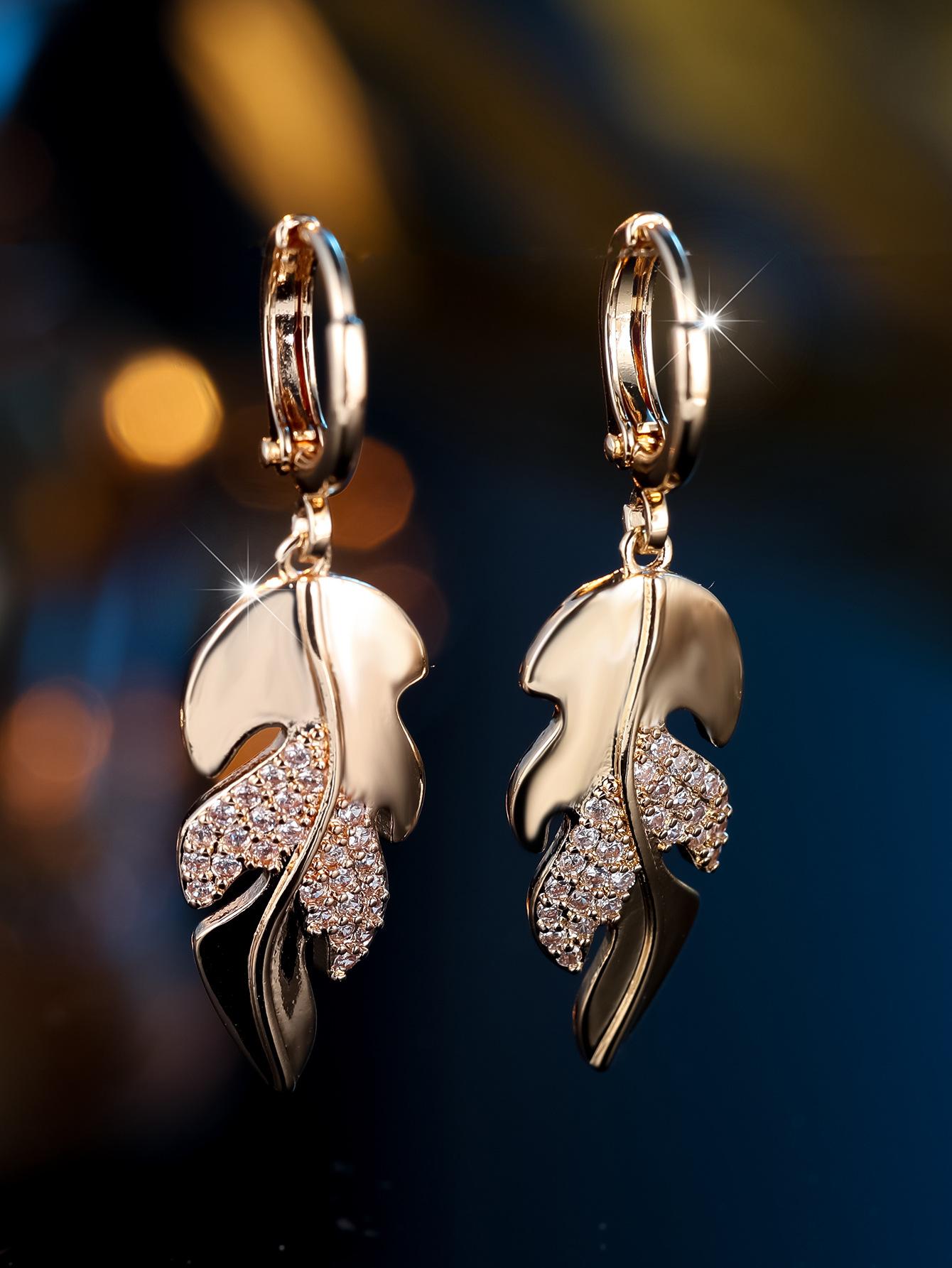 

Длинные серьги в форме листа с закрепленными в них круглыми бриллиантами. Уникальные и высококачественные серьги-подвески. one size белый