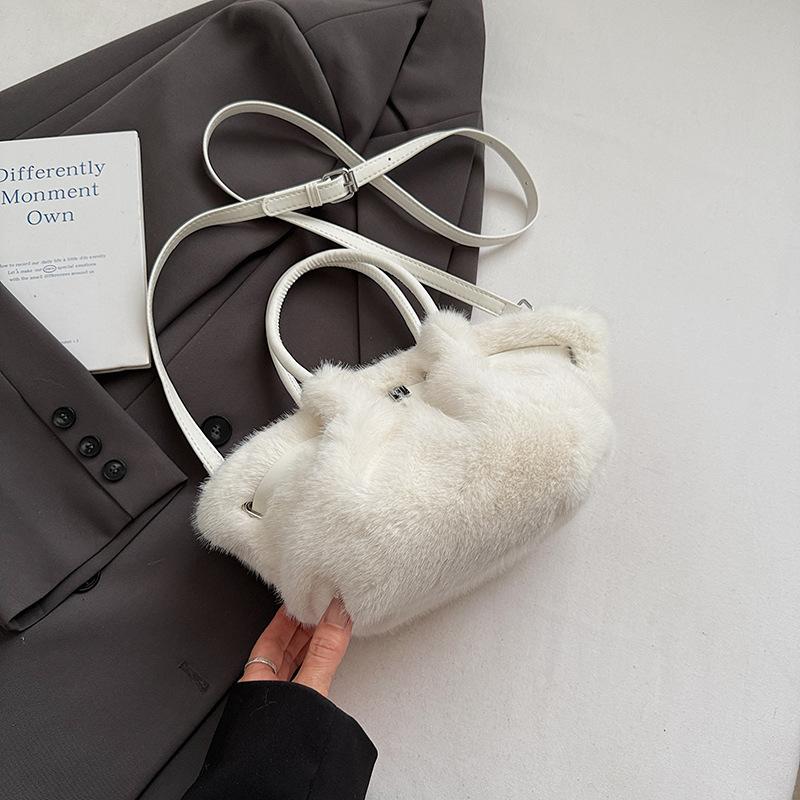 Plush bag women's large capacity 2025 new autumn and winter versatile plush messenger bag single shoulder underarm tote bag