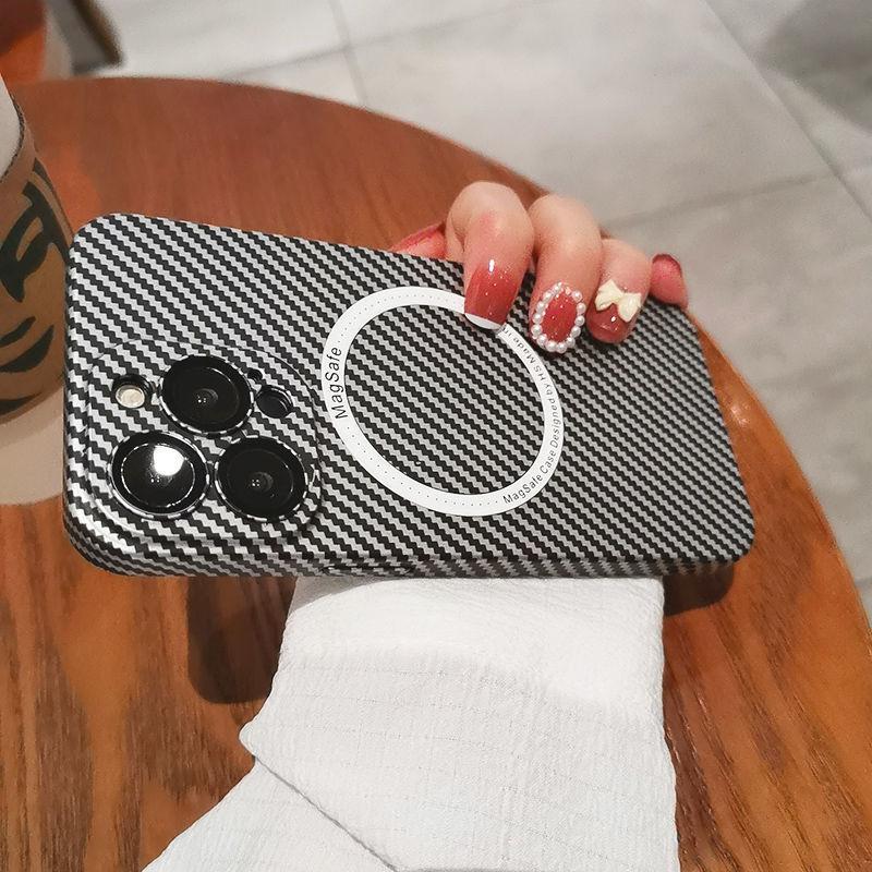 

Применимо к чехлу для мобильного телефона iPhone 15, узор из углеродного волокна, магнитная присоска, Apple 14proMax, полностью закрывающая линзу пленка, 13 защитный чехол iPhone12Pro