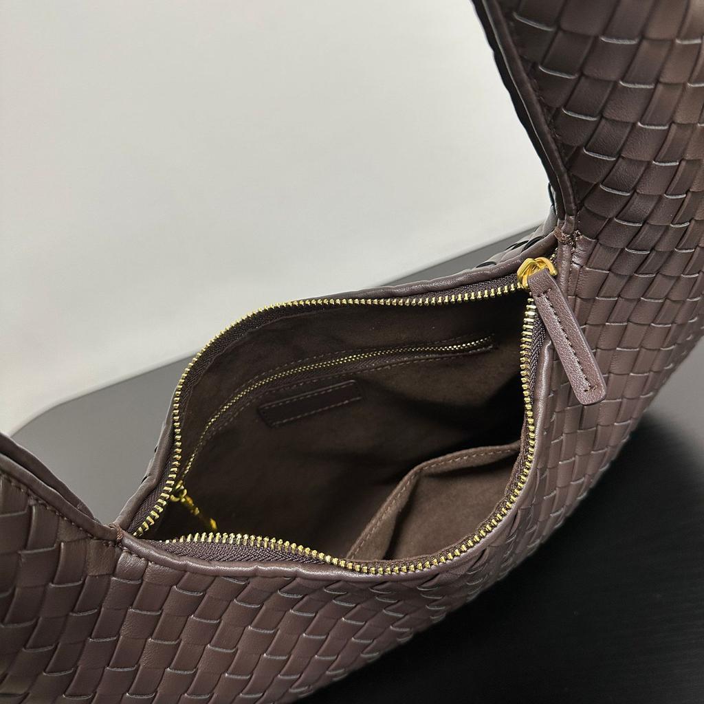 Niche design hand-woven crescent bag large capacity dumpling bag simple commuting European and American style one-shoulder crossbody bag