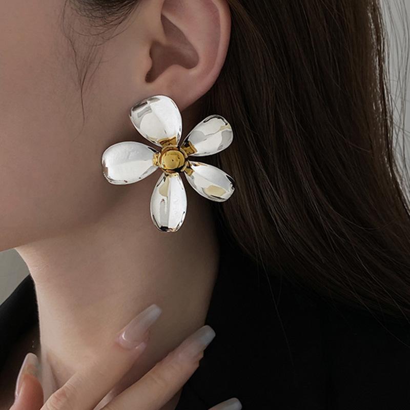 Glossy Flower Stud Earrings Sweet Cool Wind Exaggerated Earrings Fashion Personality Earrings Niche High Sense
