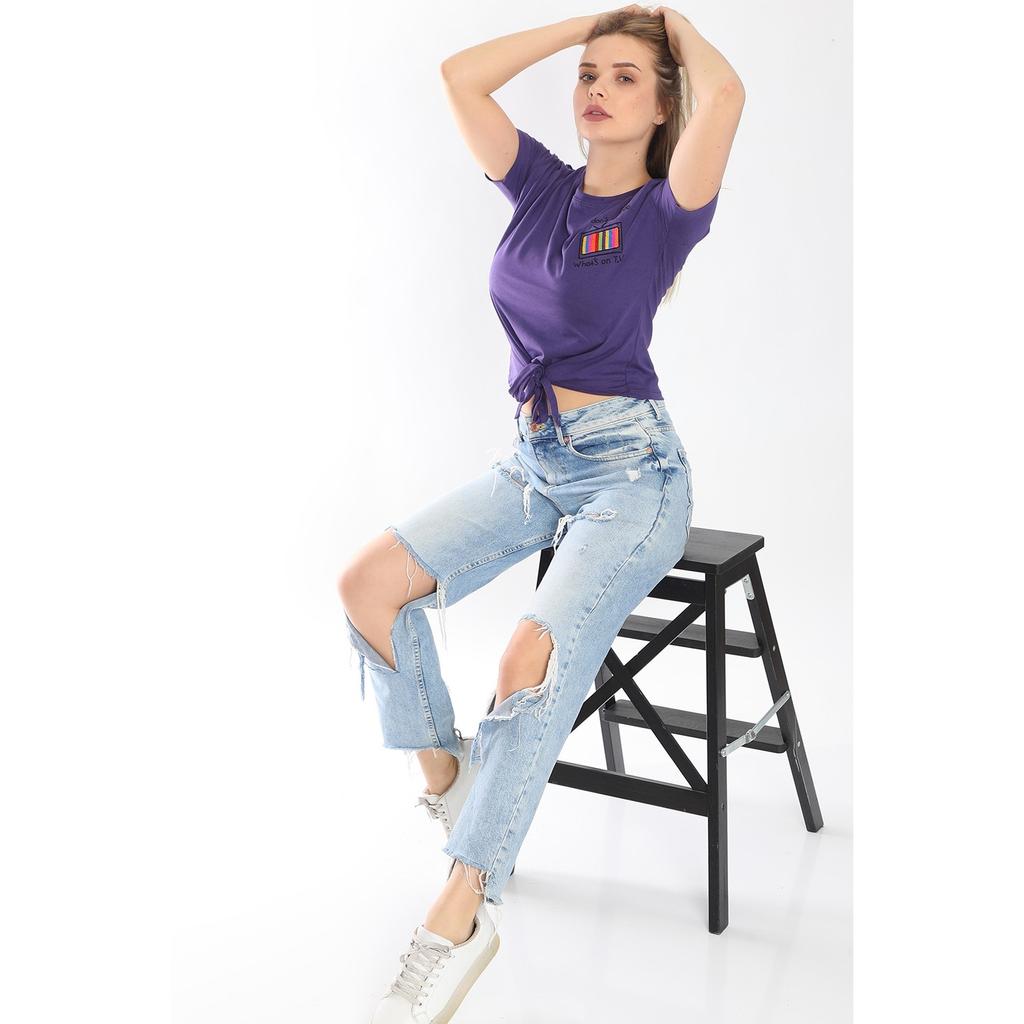 Damen-T-Shirt mit aufgestickter TV-Stickerei vorne und Krawatte