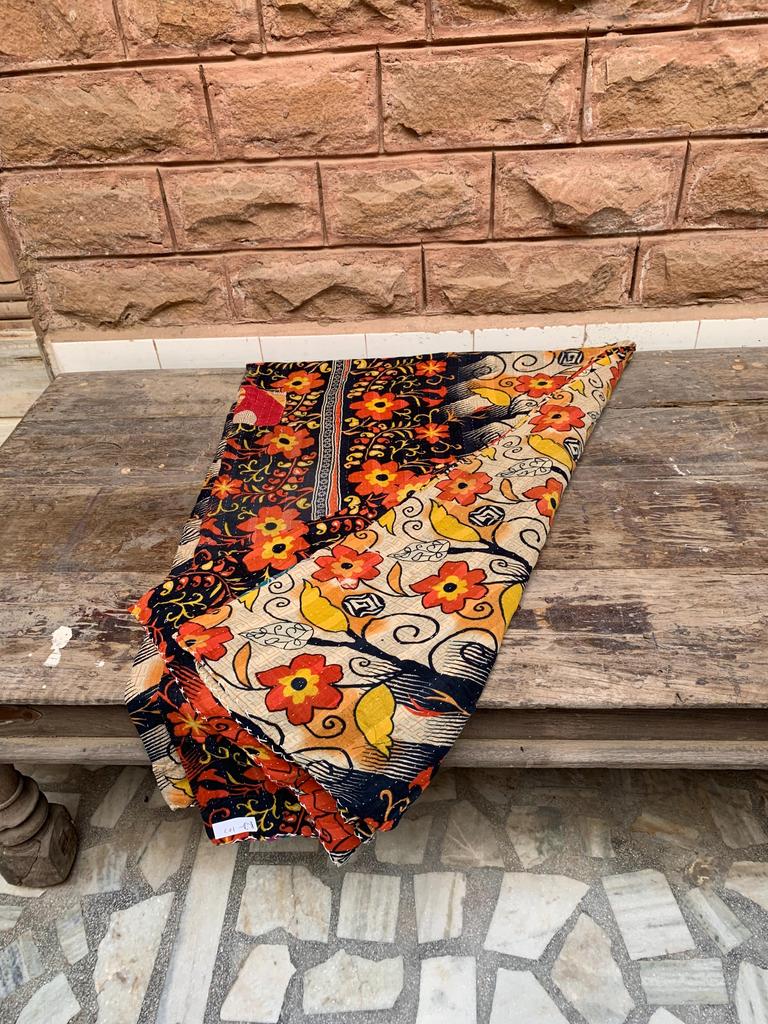 Floraler Kantha-Quilt: Wendbare indische Baumwolldecke, Bohemian Bettwäsche
