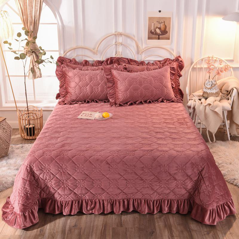 Warm Winter Crystal Velvet Quilted Bedspread with Lace Edge, Cotton-Padded, Double-Sided, Non-Slip Tatami