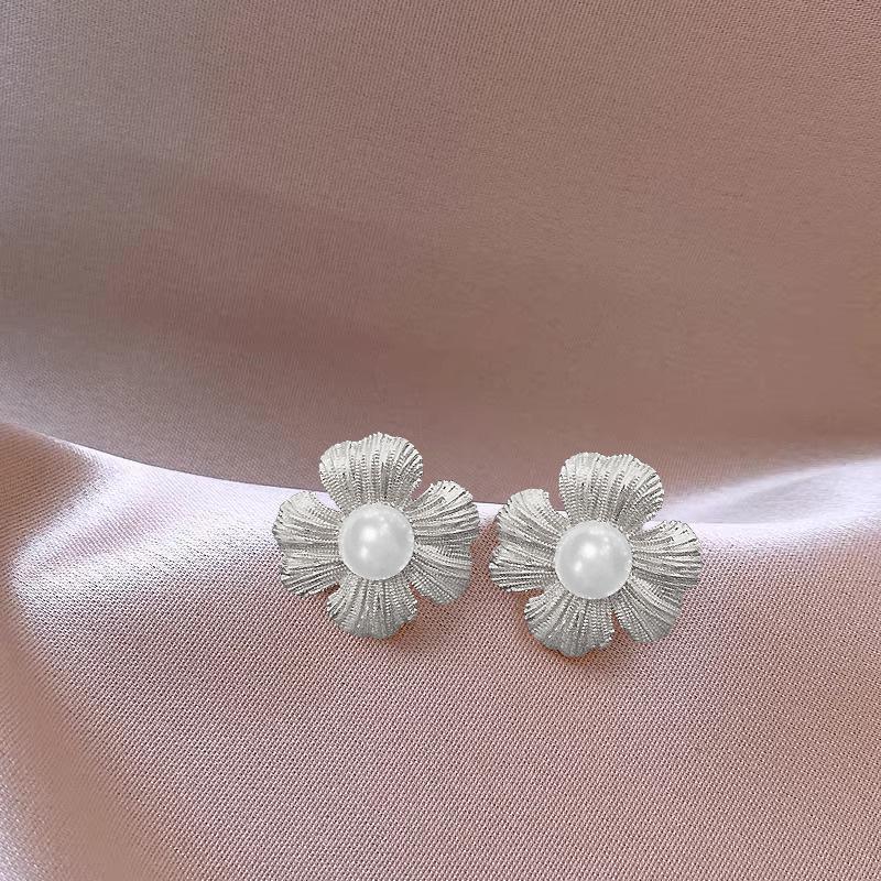 Vintage Floral Pearl Stud Earrings for Women - Elegant Petal Design with Light Luxury Appeal