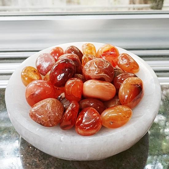 1 Pcs Reiki Healing Crystal Single Tumble Stone Raw Red Carnelian Tumble Gemstone Pebble for Aquarium Home Decorative Garden Table Vastu Correction