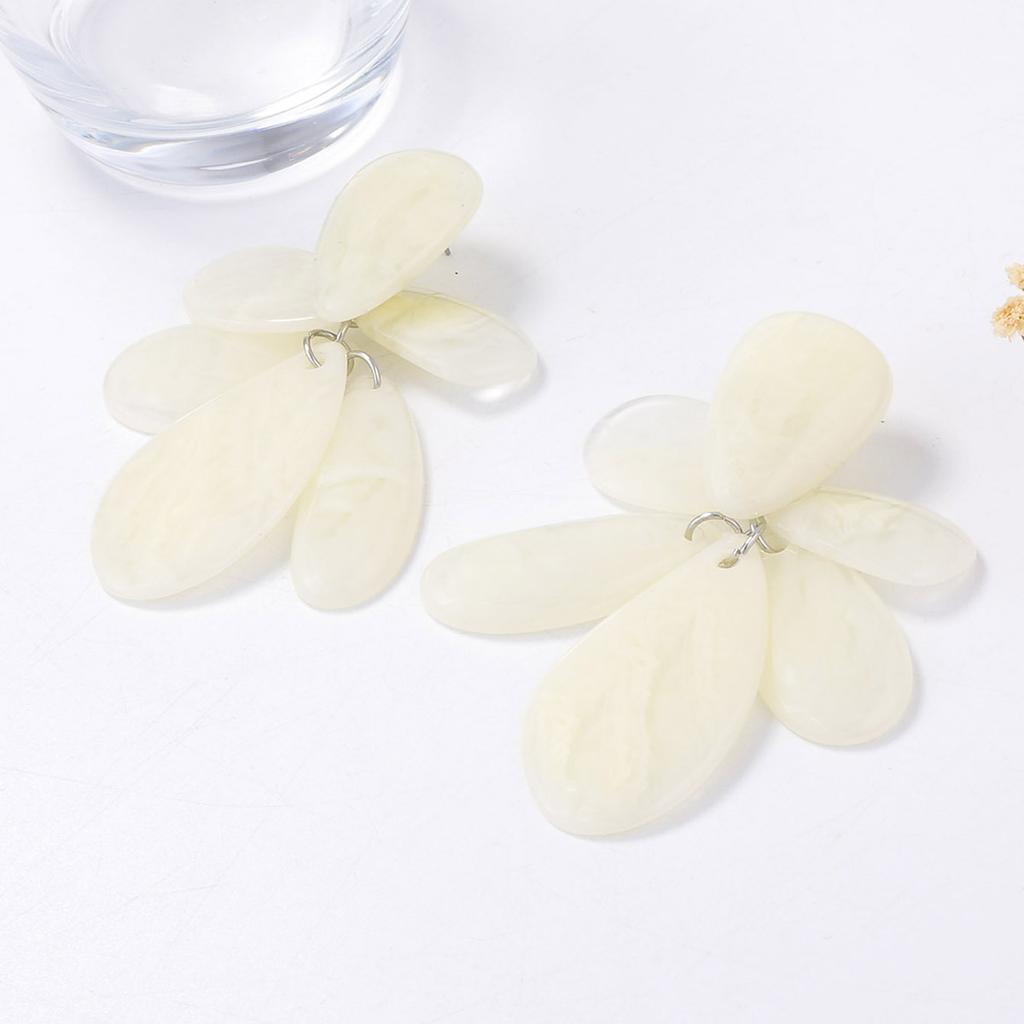 Simple fashion elegant temperament irregular geometric shape resin white plate earrings light luxury women's earrings