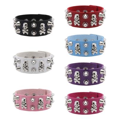 Bracciale Edgy Pronto per il Concerto che Combina Ampia Fascia in PU con Borchie a Teschio Gotico per Outfit da Amanti della Musica Rock