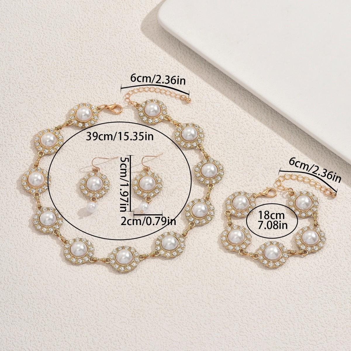 Набор ювелирных изделий с геометрической инкрустацией бриллиантами: женское колье, браслет и серьги