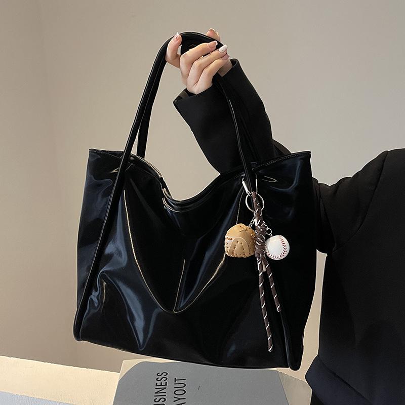 Černá velkokapacitní taška pro ženy Nové jednoduché kabelky přes rameno z měkké PU kůže Dámské kabelky na dojíždění