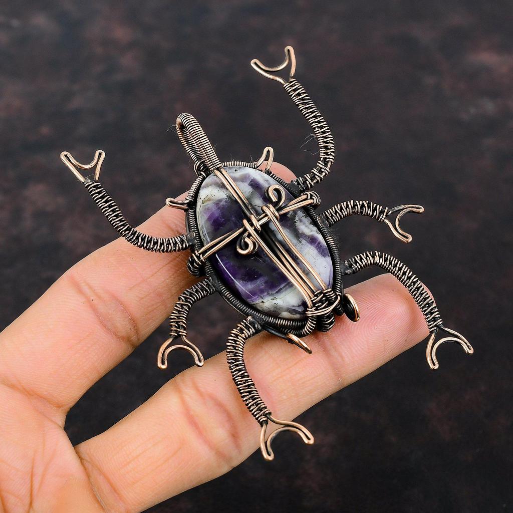 Prívesok ametyst chevron Medený drôtom obalené prívesky Ručne vyrobený prívesok chrobáka Drôtom obalené šperky Darček k výročiu Drahokam Medené šperky