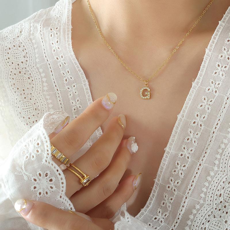 Fashion Trend Blogger με το ίδιο κολιέ με 26 γράμματα διαμαντένιο κρεμαστό κολιέ από τιτάνιο ατσάλι με επίχρυση αλυσίδα αξεσουάρ κλείδας