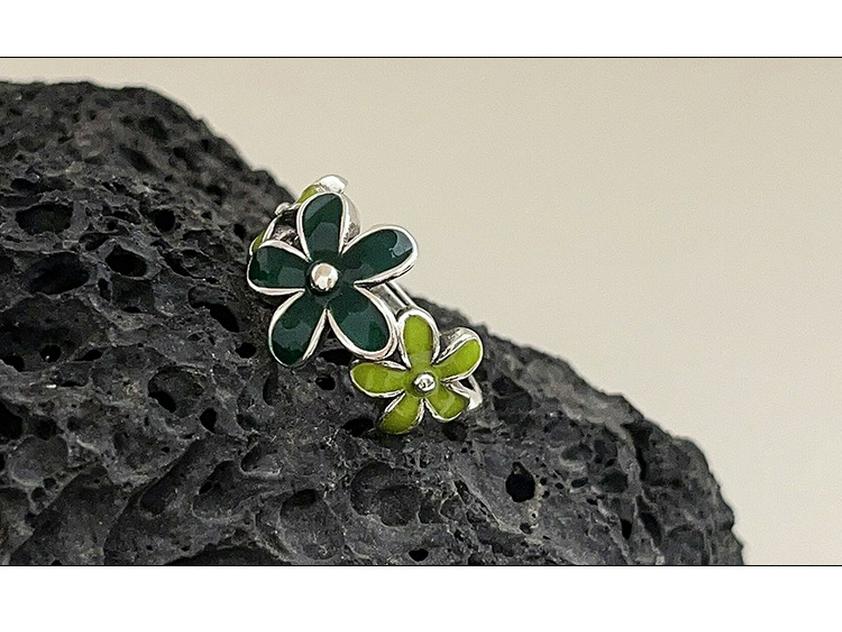 Yinruitai S925 Sterling Silver Floral Drip Oil Ring: Women's Simple Retro Fashion with Push-Pull Design.