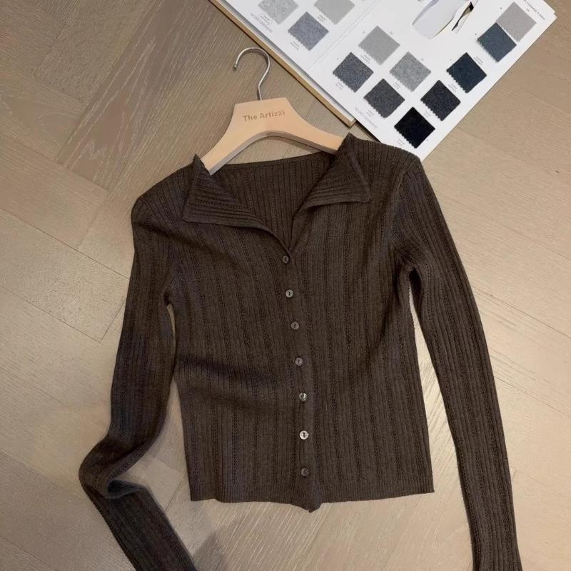 Ein neuer gestrickter Revers-Cardigan für Damen im Herbst und Winter, kombiniert mit einem Basic-Pullover für ein hochwertiges und elegantes langärmliges Oberteil