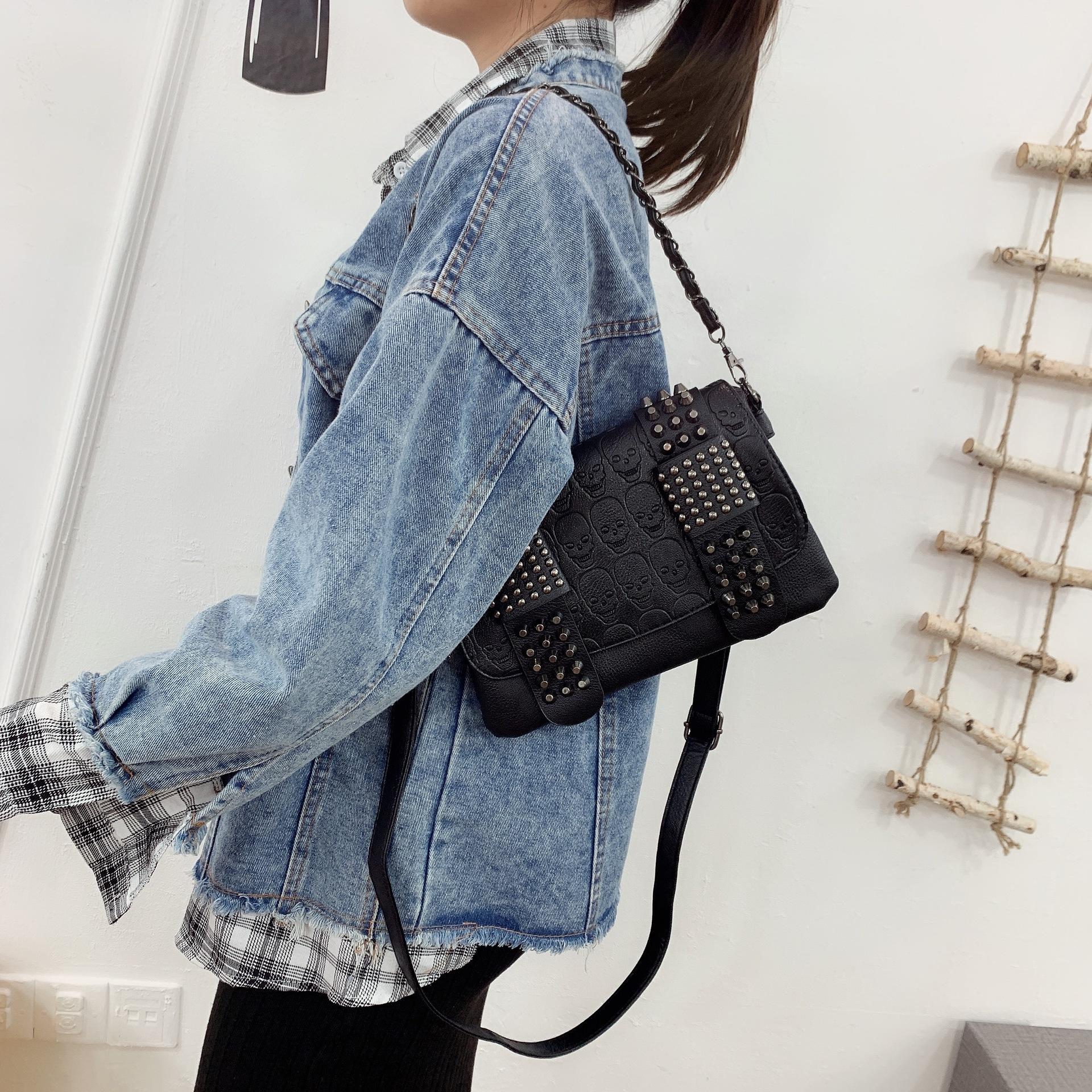 Женские черные кожаные сумки-мессенджеры — фото 6