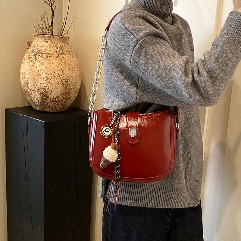 Premium Texture Portable Shoulder Bucket Bag for Women 2025 To Send Winter New Fashion Foreign Style Semi-round Chain Tote