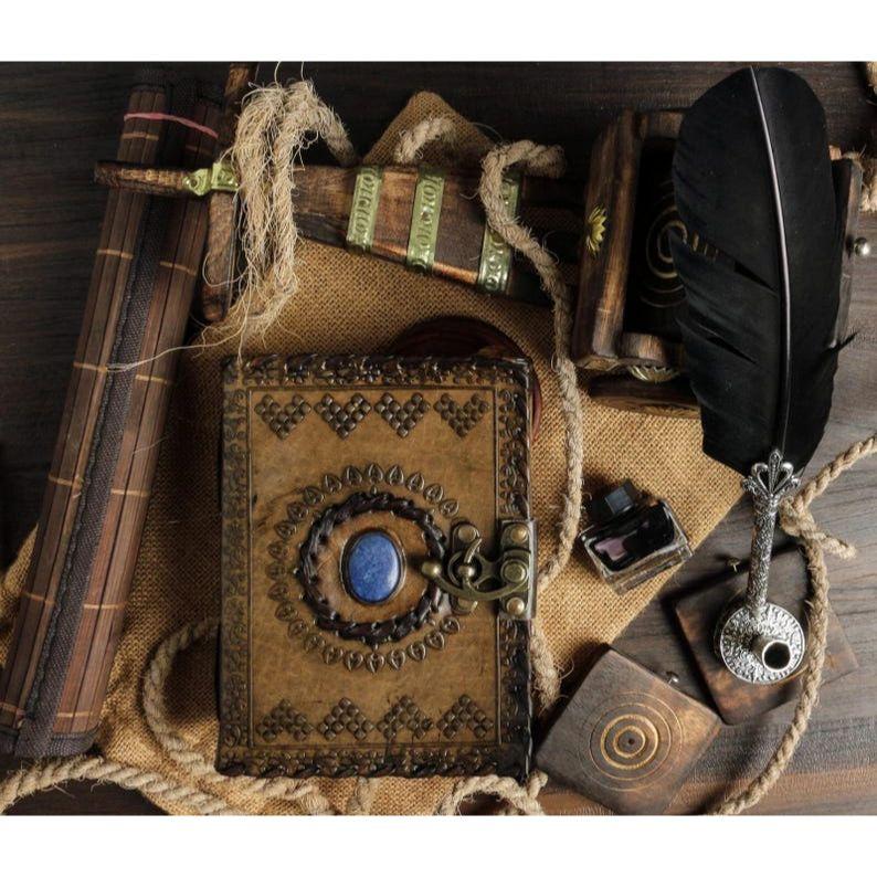 Tłoczony Vintage Skórzany Dziennik z Kamieniem Lapis Lazuli Księga Cieni Grimuar Ręcznie Robiony Szkicownik Wiccańska Księga Czarów Prezent Zamek Artbook
