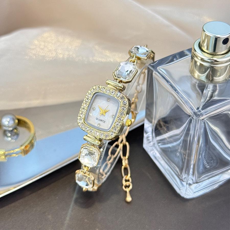 

Прямоугольные часы-браслет с перламутровым циферблатом и простым кварцевым механизмом, сверкающие, с маленькими кубиками сахара, застежкой-лобстером, регулируемые женские часы золотой