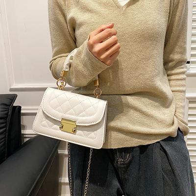 Una Borsa a Tracolla a Catena alla Moda per Signore, Una Borsa Quadrata Piccola a Mano con Bottone a Scatto Trendy