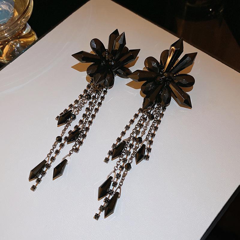 Srebrne Kolczyki Sztyfty z Kwiatem Czarnego Diamentu i Geometrycznym Frędzlem - Elegancki, Luksusowy, Wysokiej Klasy Design dla Kobiet