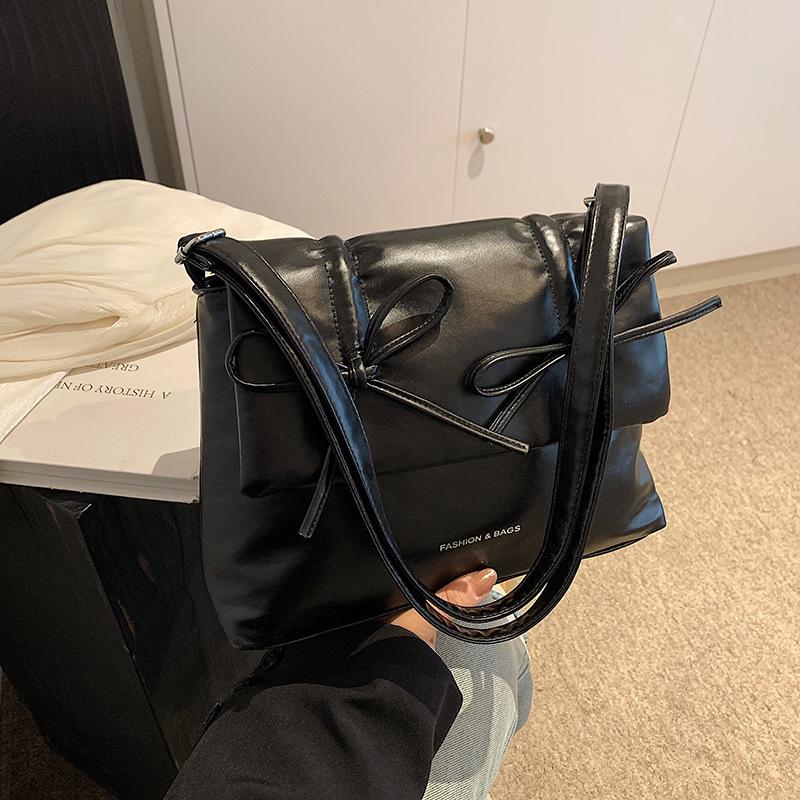 

Модный бант Иностранный стиль Маленькая сумка Женская сумка под мышкой Темперамент Простая однотонная сумка-мессенджер Маленькая квадратная сумка чёрный