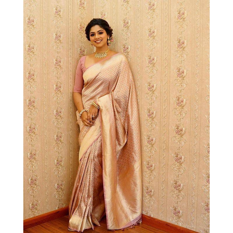 Seiden-Sari aus dem ALMAARI-Store ist mit wunderschönen Zari-Arbeiten in Form traditioneller Motive verziert