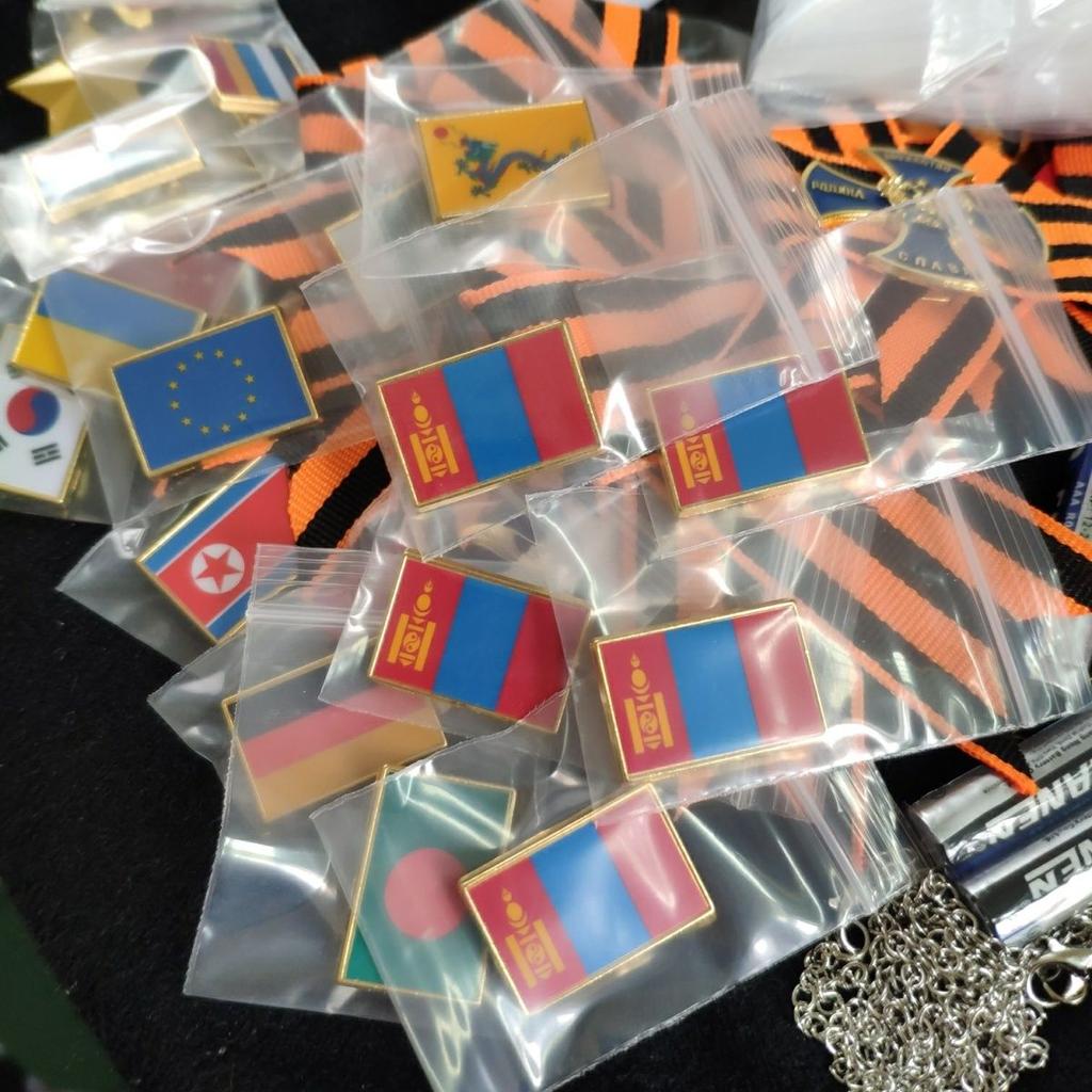 Brož s palestinskou vlajkou vyrobená z materiálu slitiny zinku potaženého PVC. Absolvoval specializovaný model