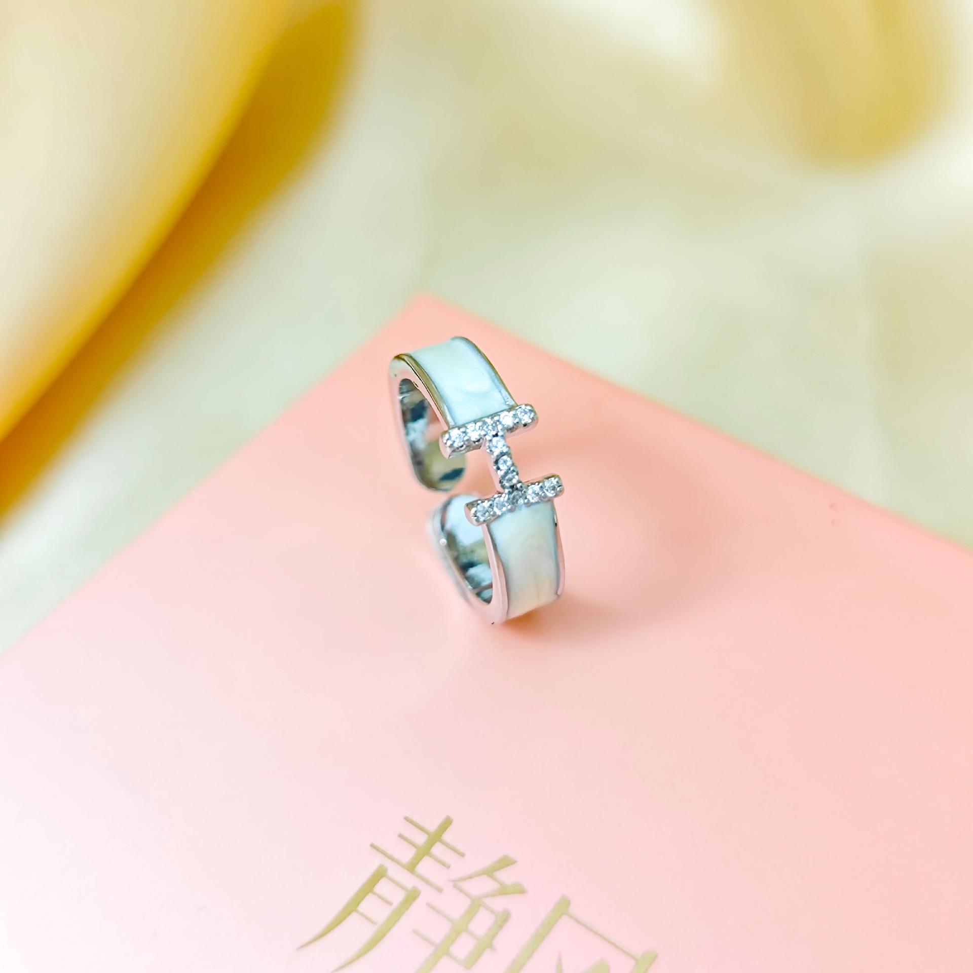 Eleganter verstellbarer goldbeschichteter H-Buchstaben-Emaille-Ring - Luxuriöser koreanischer japanischer Schmuck white