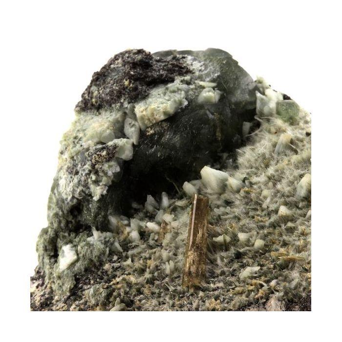 Pierres et Minéraux. Prehnite + Epidote. 1205.0 ct. La Combe de la Selle, Bourg d'Oisans, France.