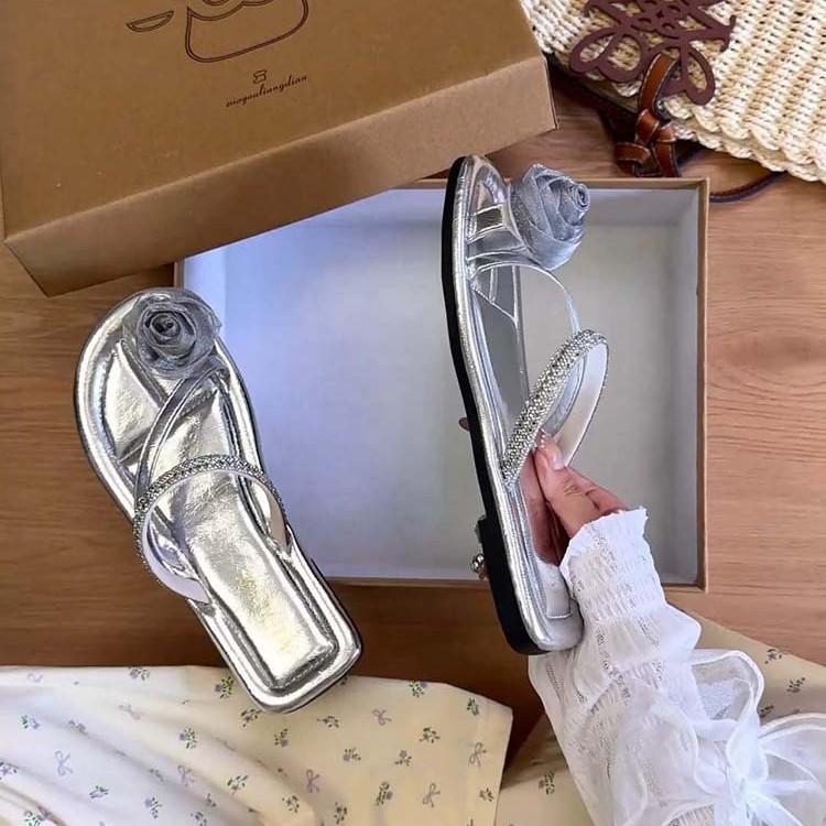 French flat-bottomed set of toe cool slippers for women's summer wear 2025 new soft bottom with skirt temperament celebrity beach slippers