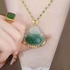 Collier Pendentif Bouddha pour Hommes Femmes, Breloque Bouddha Porte-Bonheur en Alliage de Zinc, Couleur Verte, Bijoux Tendance Style Ethnique