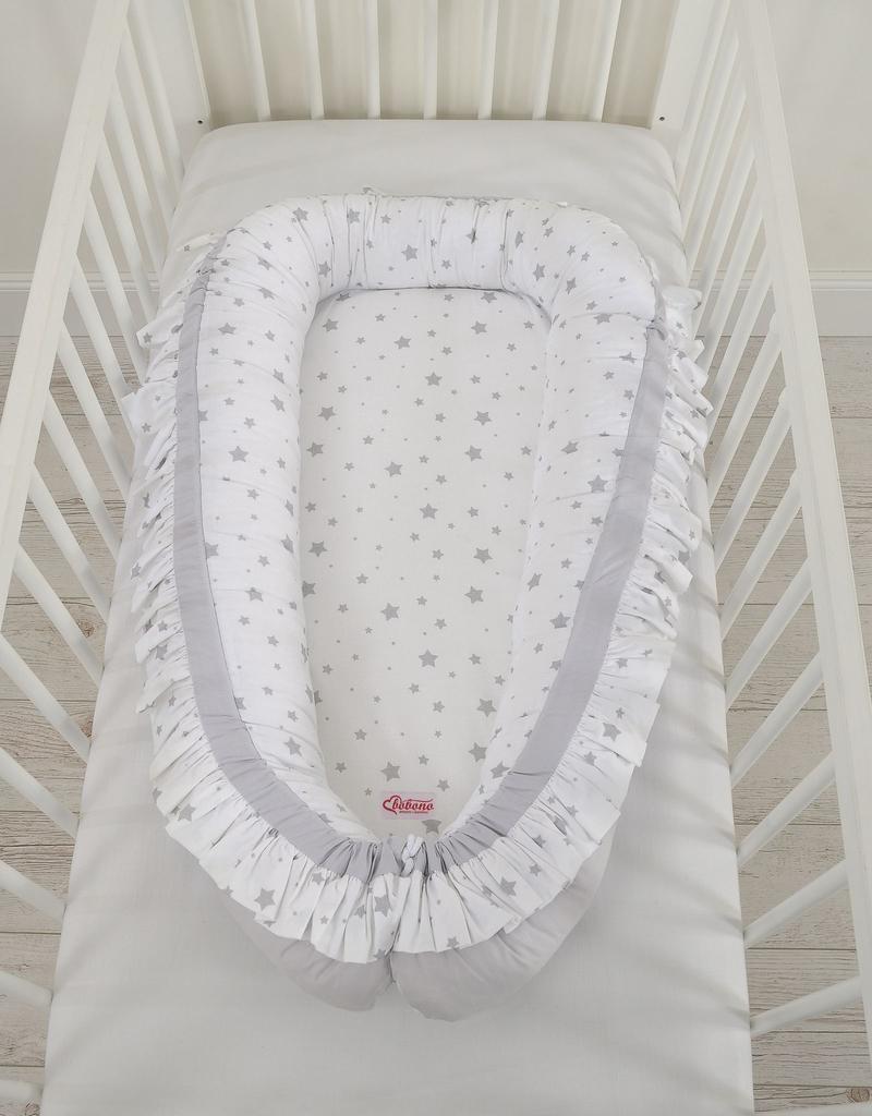 Baby cocoon/playpen with ruffles - mini gray stars on a white background/gray