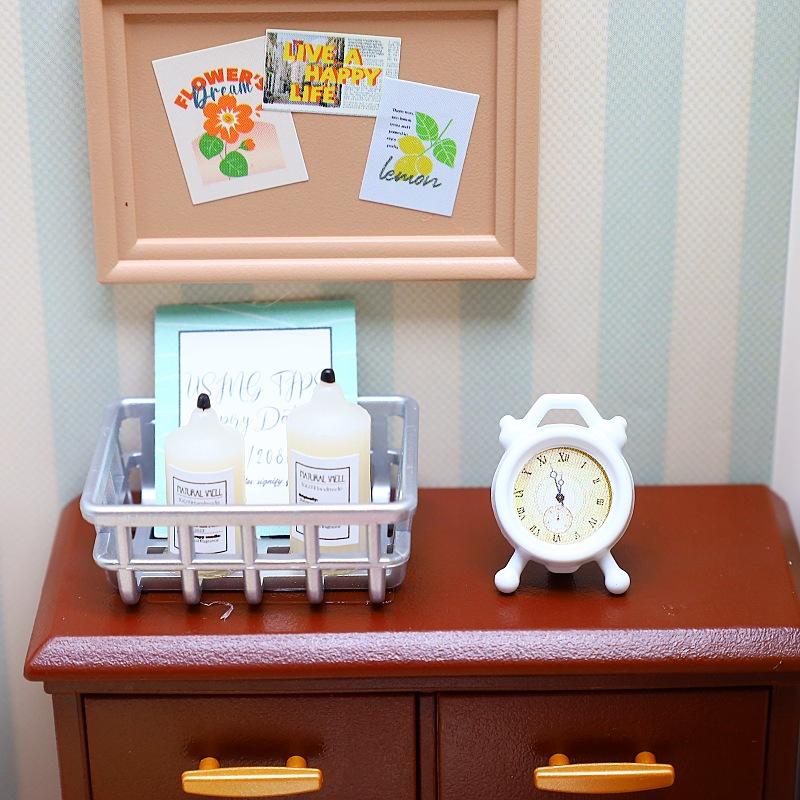 Soggiorno in miniatura di una casa delle bambole 1/12 Una sveglia in metallo