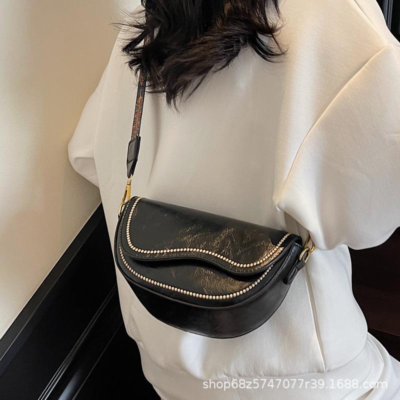 2025 New Temperament Fashion Design One-shoulder Crossbody Foreign Solid Color Embroidered Saddle Bag Retro Niche Crossbody Bag