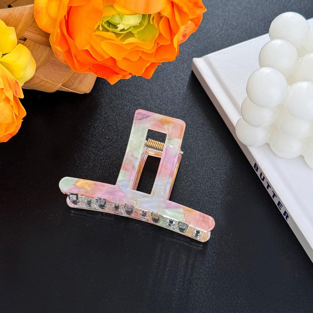 Fashionable Large And Small Acrylic Hair Claw Clips For Trendy Hairstyles