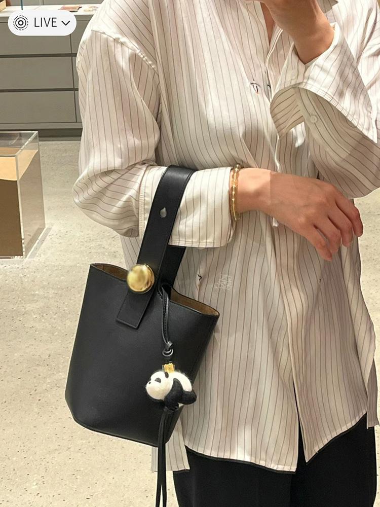 2025 New Bag Women's Pebble Bucket Bucket Bag Imported Leather One Shoulder Crossbody Portable Large Capacity